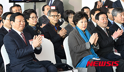 【서울=뉴시스】조종원 기자 = 24일 서울 송파구 롯데월드타워에서 열린 100층 돌파 안전기원식에 참석한 신동빈 롯데그룹 회장과 신영자 롯데쇼핑 사장이 박수를 치고 있다. 2015.03.24.&nbsp;&nbsp; photo@newsis.com