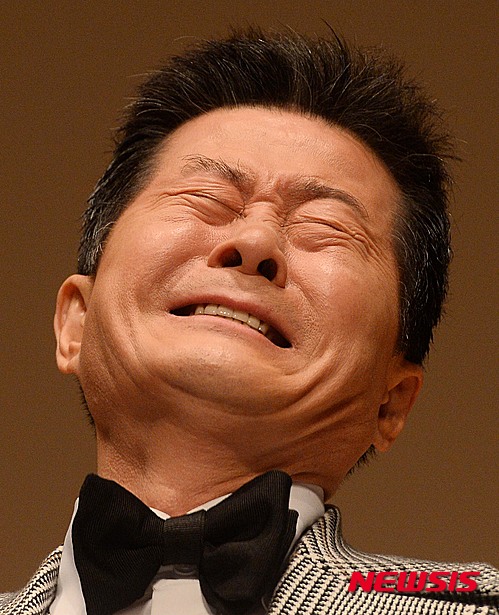 【서울=뉴시스】박영태 = 가수 태진아가 24일 오후 서울 용산구청 아트홀에서 최근 불거진 거액 원정 ‘도박설’ 관련 공식 기자회견을 열고 억울함을 호소하며 눈물을 흘리고 있다. 2015.03.24. since1999@newsis.com