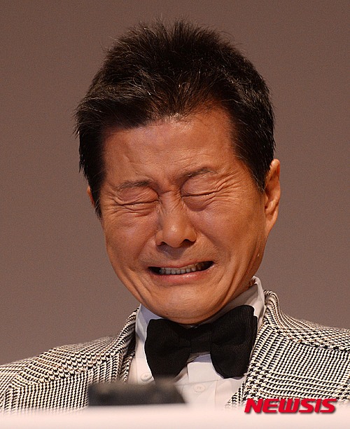 【서울=뉴시스】박영태 = 가수 태진아가 24일 오후 서울 용산구청 아트홀에서 최근 불거진 거액 원정 ‘도박설’ 관련 공식 기자회견을 열고 억울함을 호소하며 눈물을 흘리고 있다. 2015.03.24. since1999@newsis.com