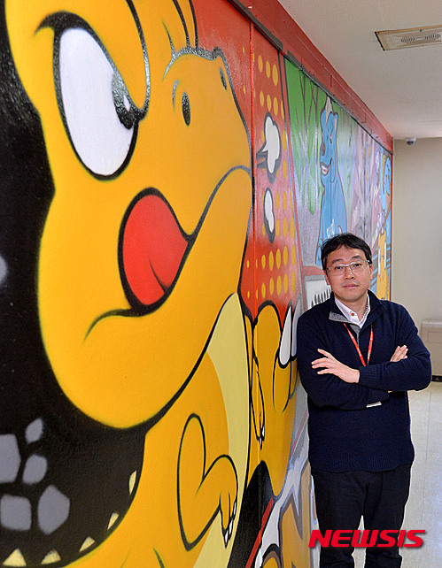 【서울=뉴시스】박동욱 기자 = 24일 오후 서울 용산구 대원미디어 사옥에서 정동훈 대원미디어 부사장이 뉴시스와의 인터뷰에 앞서 포즈를 취하고 있다. 2015.03.26.&nbsp; fufus@newsis.com