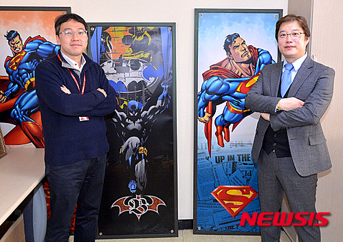 【서울=뉴시스】박동욱 기자 = 24일 오후 서울 용산구 대원미디어 사옥에서 정동훈(왼쪽) 대원미디어 부사장과 김준영 메가피닉스 대표이사가 뉴시스와의 인터뷰에 앞서 포즈를 취하고 있다. 2015.03.26.&nbsp; fufus@newsis.com