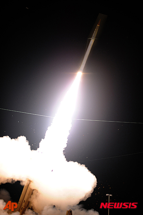 【하와이=AP/뉴시스】미국과 중국이 한국의 사드(THAAD·고고도 미사일 방어체계) 배치 문제를 놓고 기싸움을 벌이고 있는 가운데 이 문제가 중요한 논의 사안이 되고 있다. 미 국방부 미사일방어국이 제공한 사진으로, 지난 2010년 6월 28일 하와이 태평양 미사일 범위 시설에서 미국 사드 발사 실험을 하고 있는 모습. 2015.03.25 