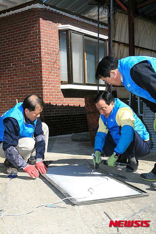 【울산=뉴시스】고은희 기자 = 26일 울산 북구 호계동 차상위 장애인 고모(81·여)씨 집에서 박천동 구청장이 일일가사도우미로 나서 북구 '생활민원8572기동대'와 함께 방충망 수리 작업을 하고 있다. 2015.03.26. gogo@newsis.com