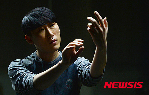 【서울=뉴시스】강진형 기자 = 세계에서 주목 받는 젊은 현대무용단 'LDP(Laboratory Dance Project) 무용단‘의 제5대 대표인 현대무용가 김동규가 25일 오후 서울 강남구 역삼동 LG아트센터에서 인터뷰에 앞서 무용 동작을 선보이고 있다. 2015.03.27.&nbsp;&nbsp; marrymero@newsis.com