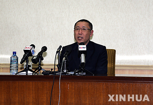 [평양=신화/뉴시스] 최춘길 선교사가 2015년 3월26일 북한에서 열린 기자회견장에서 말하고 있는 모습. 2024.12.03.