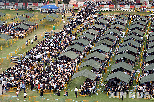 【싱가포르=신화/뉴시스】싱가포르 정부는 '국부' 리콴유 (李光耀) 전 총리 빈소에 수만 명이 몰리는 상황을 감안해 국민조문이 오는 29일 장례식 직전인 28일 오후 8시까지 밤낮 구분없이 계속된다고 밝혔다. 장례식은 29일 약 3시간에 걸쳐 엄수될 예정이다. 26일 국회의사당에 마련된 리 전 총리 빈소를 찾은 국민들이 조문에 앞서 대기하고 있는 모습. 2015.03.27 