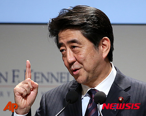 【도쿄=AP/뉴시스】다음달 미국을 방문 버락 오바마 미 대통령과의 정상회담 및 상·하원 합동회의 연설을 앞두고 있는 아베 신조(安倍晉三) 일본 총리가 종군위안부에 대해 처음으로 인신매매에 의한 희생자들이라고 표현했다고 워싱턴 포스트가 27일 보도했다. 지난 18일 도쿄에서 이야기하고 있는 아베 총리. 2015.3.28