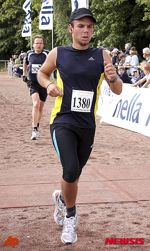 【함부르크=AP/뉴시스】지난 2009년 9월13일 자료사진으로 추락한 독일 저가비행사 저먼윙스 4U 9525편의 부조종사 안드레아스 루비츠가 북부 도시 함부르크에서 열린 에어포트런에 참가한 모습. 독일 검찰이 27일(현지시간) 루비츠가 추락 사고 당일 근무해서는 안 된다는 의사의 권고를 회사에 숨겼다고 밝혔다. 루비츠가 150명을 태운 여객기를 프랑스 알프스에 추락시킨 이유를 밝힐 증거들이 이날 독일 2개 도시에 있는 그의 집에서 이뤄진 압수 수색에서 나왔다. 2015.03.29 