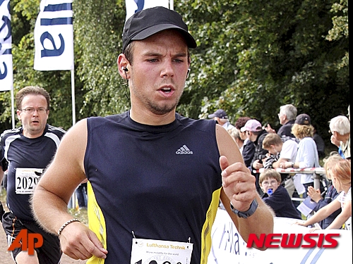 【AP/뉴시스】150명이 탄 여객기를 고의 추락시켰다는 의심을 받고 있는 저먼윙스의 부기장 안드레아스 루비츠의 자료 사진. 2009년 9월 함부르크에서 개최된 공항달리기 대회에 출전해 뛰고 있다. 올해 27세의 루비츠는 무슨 병인지는 모르지만 추락 당일 근무하지 않아도 된다는 의사의 진단서를 회사에 내지 않고 숨겼다고 검찰이 밝혔다. 2015. 3. 27&nbsp;&nbsp; 