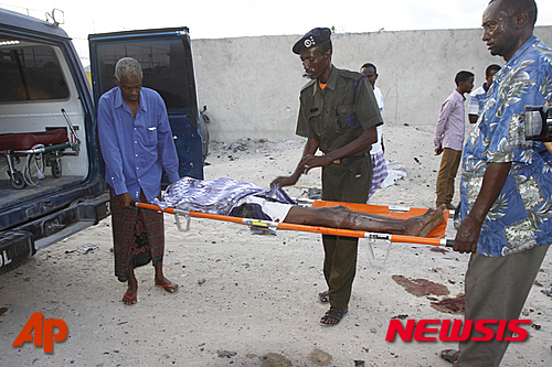 【모가디슈=AP/뉴시스】소말리아 이슬람 급진주의 무장세력 알샤바브가 27~28일(현지시간) 수도 모가디슈에서 폭탄테러와 총격전을 벌여 최소 17명이 숨지고, 수십명이 부상했다. 28일 모함마드 후세인 모가디슈 경찰서장은