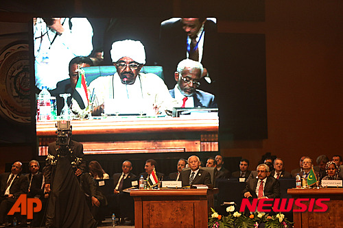 【샤름 엘셰이크(이집트)=AP/뉴시스】아랍권 22개국으로 구성된 아랍연맹(AL) 정상회의가 이집트에서 28일부터 이틀간 열리는 가운데 예멘 시아파 후티 반군에 대한 공습을 이끄는 사우디아라비아는 예멘 사태에 대한 지속적인 군사 개입을 주장했고, 주최국 이집트는 아랍연합군 창설을 촉구했다. 이날 제26차 AI 정상회의가 이집트 휴양도시 샤름 엘셰이크에서 개막한 가운데 회의에 참석한 압드라부 만수르 하디 예멘 대통령의 모습에 대형 스크린에 나타나 있다. 2015.03.28 