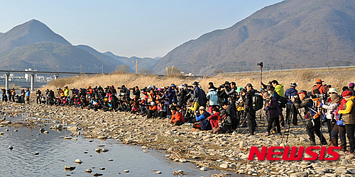 【정선=뉴시스】홍춘봉 기자 = 강원 정선군 신동읍 동강일대에서 펼쳐지고 있는 제1회 동강문화예술제에 전국에서 참가한 150여 명의 사진작가들이 지난 28일 동강의 비경을 앵글에 담기 위해 포즈를 취하고 있다. 2015.03.29. (사진=정선군 제공)&nbsp; photo@newsis.com&nbsp;