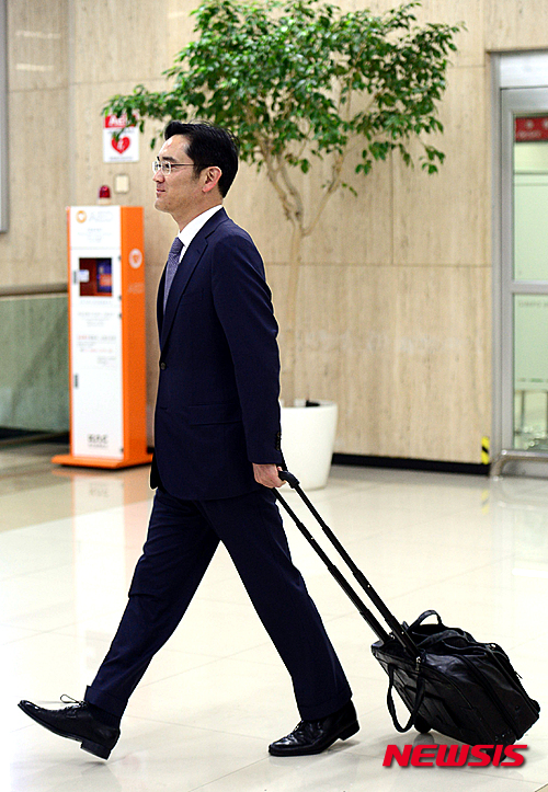 【서울=뉴시스】조성봉 기자 = 이재용 삼성전자 부회장이 중국 하이난에서 개최된 보아오포럼(BFA) 참석을 마치고 29일 저녁 김포공항을 통해 입국하고 있다. 2015.03.29. suncho21@newsis.com