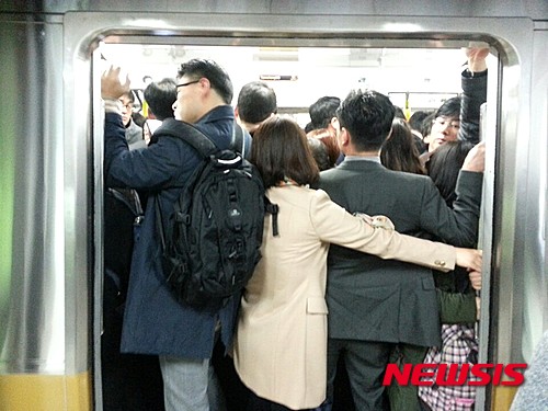 【서울=뉴시스】나운채 기자 = 지하철 9호선 2단계 연장 개통 후 첫 출근이 이뤄진 30일 오전 9호선 염창역에서 승객들이 전동차에 탑승하고 있다. 2015.03.30. naun@newsis.com