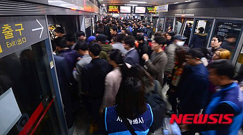 【서울=뉴시스】전신 기자 = 지하철 9호선 2단계 연장 개통 후 첫 출근이 이뤄진 30일 오전 9호선 가양역 승강장에 승객들이 줄지어 서 있다. 2015.03.30. photo1006@newsis.com