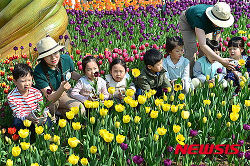 【용인=뉴시스】 이정하 기자 = 에버랜드는 최고의 인기 체험학습 프로그램으로 자리매김한 '동물사랑단'에 이어 식물을 테마로 한 새로운 체험학습인 '식물사랑단'을 창단, 4월7일부터 1기 단원을 모집한다고 30일 밝혔다. 2015.03.30 (사진=에버랜드 제공)&nbsp; photo@newsis.com 