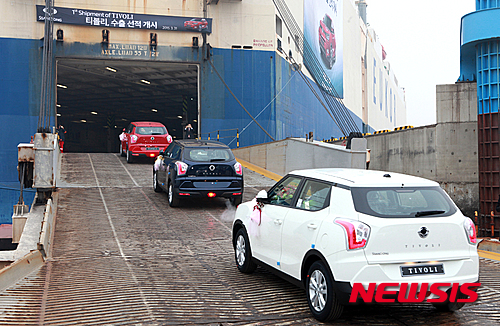 【서울=뉴시스】쌍용자동차가 31일 경기도 평택국제자동차부두에서 선풍적인 인기를 끌고 있는 소형 SUV 티볼리의 첫 수출 선적 기념식을 개최한 가운데 티볼리가 선적으로 들어서고 있다. 2015.03.31. (사진=쌍용자동차 제공) photo@newsis.com