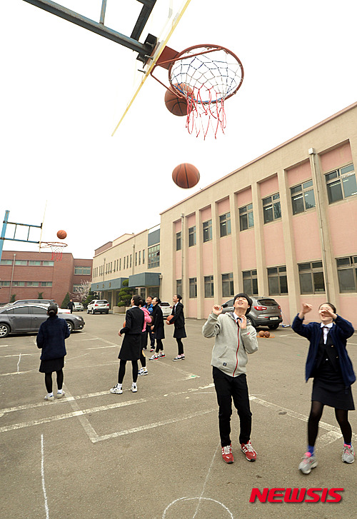 【청주=뉴시스】인진연 기자 = 충북 청주시 흥덕구 충북예술고 학생들이 학교 주차장에서 체육수업을 하는 모습. 2018.12.02 (사진=뉴시스DB) photo@newsis.com