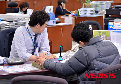 【서울=뉴시스】박동욱 기자 = 금융감독원이 31일 발표한 '2월 국내은행 대출채권 연체율 현황'에 따르면 2월말 현재 은행 주택담보대출 잔액은 369조7000억원으로 한 달 전보다 3조9000억원 늘어났으며, 증가폭은 지난해 2월(1조3000억원)과 비교하면 3배 규모라고 전했다. 사진은 서울 한 은행의 대출 상담 창구 모습. 2015.03.31. fufus@newsis.com