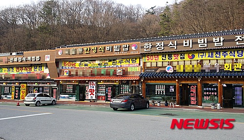 【정읍=뉴시스】김종효 기자 = 1일 전북 정읍 내장산집단시설지구 내 음식점들이 간판 위에 저마다의 '전주식당'이란 현수막을 내걸고 있는 모습이다. 지난 2010년 '전주식당' 일색이었던 이곳 음식점들에 대해 정읍시가 지역 이미지 실추라는 이유로 예산을 들여 간판 정비사업을 벌였지만 또다시 '전주식당'을 표방하는 현수막들이 내걸려 시민들에게 실망감을 주고 있다. 2015.04.01. seun6685@newsis.com