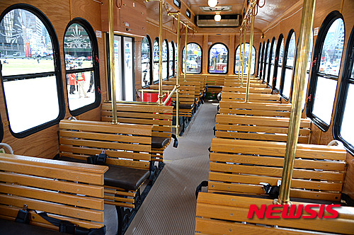 【서울=뉴시스】조수정 기자 = 1일 오후 서울광장에서 서울 도심 명소를 순환하는 서울시티투어 파노라마노선 클래식 전차 '트롤리버스'가 운행 하루를 앞두고 시승식을 하고 있다.&nbsp; 옛 전차를 연상시키는 클래식한 디자인으로 뉴욕, 샌프란시스코, 시카고, 싱가포르, 오스트리아 등 세계 유명 도시에서 관광객들의 사랑을 받고 있는 명물 '트롤리버스'는 미국 포드(Ford)사에서 제작한 차량으로 허니문여행사에서 도입, 서울시티투어 파노라마노선으로 2일부터 운영된다. 광화문을 출발해 청계광장, 명동, 남산, 63빌딩, 홍대, 신촌을 돌아 다시 광화문으로 돌아오는 노선이다.&nbsp; 이 노선은 서울 전경을 한 눈에 볼 수 있는 인기 코스 중 하나로, 작년 한 해 3만8천 명이 이용했다.&nbsp; 트롤리버스 3대는 기존 파노라마 노선을 순환하는 2층버스 2대와 교대로 운행되며, 이번 증차로 기존 배차간격이 1시간에서 30분으로 줄어 관광객들의 교통편의가 개선될 것으로 기대된다. 요금은 기존 2층버스 요금과 동일한 성인 1만5,000원, 소인 1만원이다. 탑승객들은 다국어 안내 시스템을 통해 한국어 외에도 영어, 중국어, 일본어 등으로 관광 안내를 받을 수 있다. 2015.04.01.&nbsp; chocrystal@newsis.com