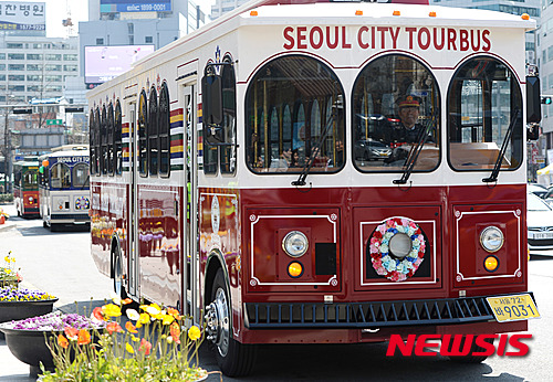 【서울=뉴시스】조수정 기자 = 1일 오후 서울광장에서 서울 도심 명소를 순환하는 서울시티투어 파노라마노선 클래식 전차 '트롤리버스'가 운행 하루를 앞두고 시승식을 하고 있다.&nbsp; 옛 전차를 연상시키는 클래식한 디자인으로 뉴욕, 샌프란시스코, 시카고, 싱가포르, 오스트리아 등 세계 유명 도시에서 관광객들의 사랑을 받고 있는 명물 '트롤리버스'는 미국 포드(Ford)사에서 제작한 차량으로 허니문여행사에서 도입, 서울시티투어 파노라마노선으로 2일부터 운영된다. 광화문을 출발해 청계광장, 명동, 남산, 63빌딩, 홍대, 신촌을 돌아 다시 광화문으로 돌아오는 노선이다.&nbsp; 이 노선은 서울 전경을 한 눈에 볼 수 있는 인기 코스 중 하나로, 작년 한 해 3만8천 명이 이용했다.&nbsp; 트롤리버스 3대는 기존 파노라마 노선을 순환하는 2층버스 2대와 교대로 운행되며, 이번 증차로 기존 배차간격이 1시간에서 30분으로 줄어 관광객들의 교통편의가 개선될 것으로 기대된다. 요금은 기존 2층버스 요금과 동일한 성인 1만5,000원, 소인 1만원이다. 탑승객들은 다국어 안내 시스템을 통해 한국어 외에도 영어, 중국어, 일본어 등으로 관광 안내를 받을 수 있다. 2015.04.01.&nbsp; chocrystal@newsis.com