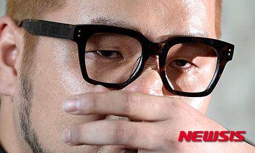 【서울=뉴시스】고범준 기자 = 소울샵 엔터테인먼트와 소속 가수 메건리, 길건과의 갈등이 심화되고 있는 1일 오후 서울 가빛섬 플로팅 아일랜드에서 가수 김태우가 전속계약 분쟁과 관련 입장을 밝히며 가족 얘기에 눈물을 흘리고 있다. 이에 앞서 가수 길건은 지난 31일 서울 대학로 유니플렉스에서 기자회견을 열고 소울샵에 대한 불만을 드러냈다. 2015.04.01. bjko@newsis.com