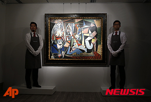 【홍콩=AP/뉴시스】크리스티 홍콩 경매 회사 직원들이 1일(현지시간) 홍콩에서 열린 파블로 피카소 작품 공개행사에서 피카소의 '알제의 여인들'(Les femmes d'Alger) 작품 옆에 서 있다. 이 작품의 경매 시작가만 약 1억4000만 달러(약 1535억원)로 내달 11일 미국 뉴욕에서 열리는 경매에 앞서 이날 홍콩에서 공개 행사를 연 크리스티는 실제 낙찰 가격은 이를 훌쩍 뛰어넘을 것으로 기대했다. 2015.04.02