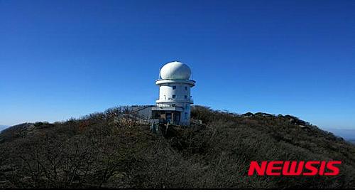 【세종=뉴시스】서상준 기자 = 국토교통부는 충남 금산군 서대산 정상(해발 904m)에 금강 유역 강우관측용 최첨단 강우레이더를 설치하고, 2일 개소식을 갖는다고 밝혔다.&nbsp; 서대산 강우레이더 전경. (사진 = 국토부 제공) 2015. 4. 2&nbsp; ssjun@newsis.com