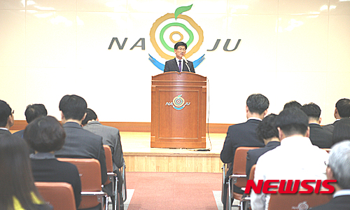 【나주=뉴시스】이창우 기자 = 강인규 전남 나주시장(가운데)이 2일 오전 청사 대회의실에서 열린 정례조회에서 호남고속철 개통을 지역경제 활성화로 이어질 수 있도록 활용방안을 마련해 줄 것을 직원들에게 당부하고 있다. 2015.04.02 (사진=나주시 제공)&nbsp;&nbsp; lcw@newsis.com 