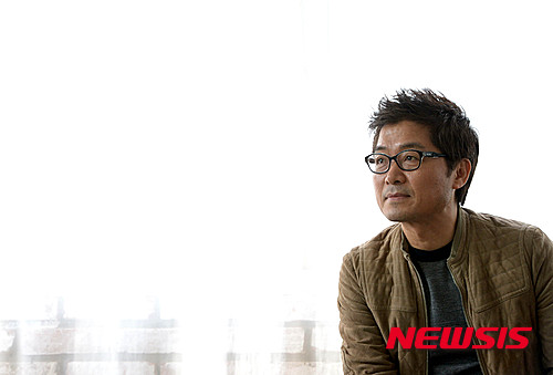 【서울=뉴시스】박주성 기자 = 영화 '장수상회'로 돌아온 강제규 감독이 1일 오후 서울 종로구 팔판동 한 카페에서 뉴시스와 인터뷰 전 포즈를 취하고 있다. 2015.04.02.&nbsp; park7691@newsis.com 