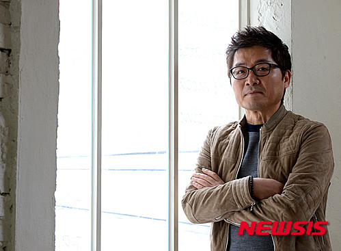 【서울=뉴시스】박주성 기자 = 영화 '장수상회'로 돌아온 강제규 감독이 1일 오후 서울 종로구 팔판동 한 카페에서 뉴시스와 인터뷰 전 포즈를 취하고 있다. 2015.04.02.&nbsp; park7691@newsis.com 