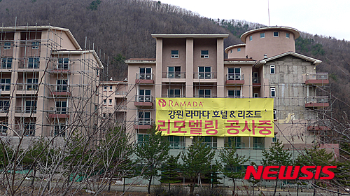 【태백=뉴시스】홍춘봉 기자 = 최근 전국적으로 분양형 호텔의 분양광고가 봇물을 이루고 있는 가운데 완공 13년 된 강원 태백시 소도동 태백산 입구의 호텔이 세계적인 리조트급 호텔로 리모델링을 한다고 2일 대형 현수막을 호텔 외벽에 부착해 홍보하고 있다. 2015.04.02.&nbsp;&nbsp;&nbsp; casinohong@newsis.com&nbsp; 