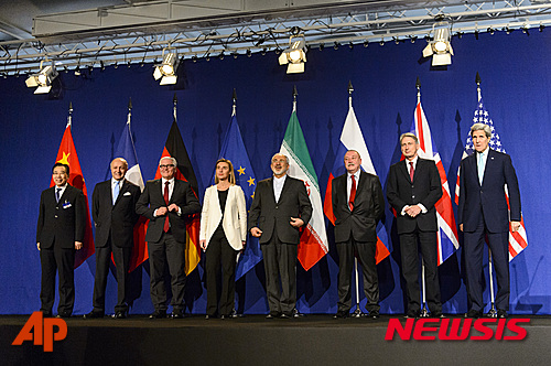 [로잔(스위스)=AP/뉴시스]지난 2015년 4월 2일 미국, 영국, 프랑스, 중국, 러시아, 독일 등 주요 6개국과 이란의 대표들이 이란 핵협상을 타결하고 기념촬영을 하고 있다. 2015.04.03 