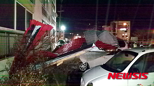 【태백=뉴시스】예상철 기자 = 3일 오전 1시10께 강원 태백시 황지동의 5층 아파트 101동과 102동 옥상에 설치된 양철지붕이 주차장 아래로 떨어져 차량이 파손됐다. 2015.04.03. (사진=태백소방서 제공)&nbsp; yesc@newsis.com