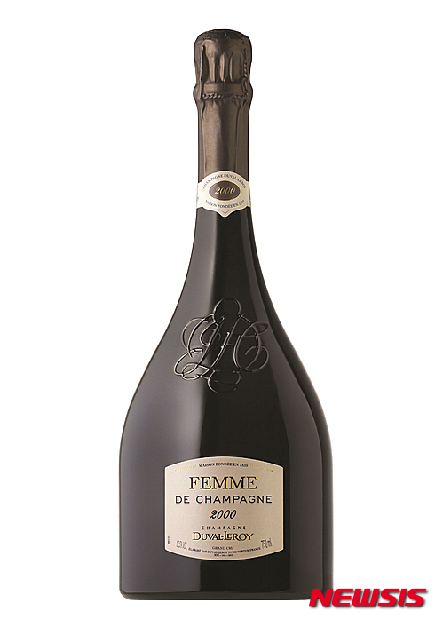 【서울=뉴시스】김민기 기자 = 156년의 전통을 지닌 샴페인 듀발 르로아는 서울숲 와인아울렛을 통해 국내 선을 보인다고 3일 밝혔다.&nbsp; 듀발 르로아는 전세계 70여 개가 넘는 나라의 250여 개 미슐랭 스타 레스토랑의 쉐프 소믈리에가 선택한 대표적인 가스트로노믹 샴페인이다. 100% 독립 가족 경영으로 포도 재배부터 생산까지 직접 관여하는 대규모 샴페인 하우스다.