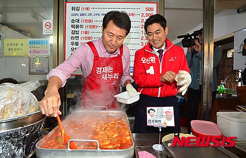 【서울=뉴시스】고승민 기자 = 4.29 재보궐 선거에 출사표를 던진 새누리당 오신환 관악을 예비후보와 오세훈 전 서울시장이 3일 오후 서울 관악구 신원시장의 한 분식점에서 일일 아르바이트를 하고 있다. 2015.04.03.&nbsp;&nbsp; kkssmm99@newsis.com