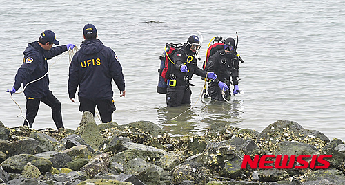 【시흥=뉴시스】강종민 기자 = 여성으로 추정되는 토막시신이 발견된 경기 시흥 시화방조제 선착장 인근에서 5일 오후 경찰 잠수요원들이 수중 수색작업을 벌이고 있다. 2015.04.05&nbsp; ppkjm@newsis.com