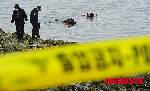 【시흥=뉴시스】강종민 기자 = 여성으로 추정되는 토막시신이 발견된 경기 시흥 시화방조제 선착장 인근에서 5일 오후 경찰 잠수요원들이 수중 수색작업을 벌이고 있다. 2015.04.05&nbsp; ppkjm@newsis.com
