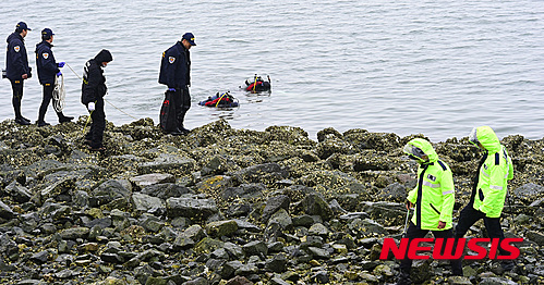 【시흥=뉴시스】강종민 기자 = 여성으로 추정되는 토막시신이 발견된 경기 시흥 시화방조제 선착장 인근에서 5일 오후 경찰과 잠수요원들이 수중과 지상에 대한 입체 수색작업을 벌이고 있다. 2015.04.05&nbsp; ppkjm@newsis.com