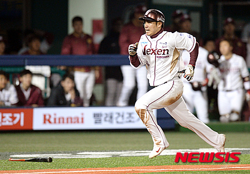 【서울=뉴시스】최동준 기자 = 5일 오후 서울 목동야구장에서 열린 2015 프로야구 넥센 히어로즈와 SK 와이번스의 경기에서 8회 넥센의 무사 1, 3루 상황 윤석민의 외야플라이때 3루주자 문우람이 홈으로 달리고 있다. 2015.04.05.&nbsp; photocdj@newsis.com