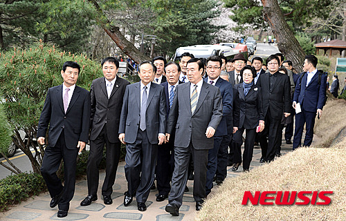 【서울=뉴시스】홍찬선 기자 = 권노갑 상임고문 등 동교동계 인사들이 7일 오전 서울 동작구 국립현충원 김대중 전 대통령 묘역에 입장하고 있다.&nbsp; 한편 권노갑 상임고문등 동교동계는 이 여사와 DJ 묘소를 참배하며 4·29재보궐선거에 적극 협력하기로 뜻을 모은것으로 알려졌다. 2015.04.07.&nbsp; mania@newsis.com