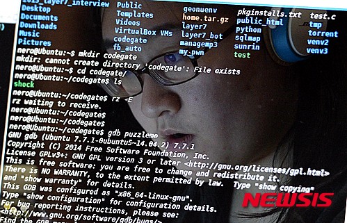 【서울=뉴시스】박영태 기자 = 7일 오후 서울 강남구 삼성동 코엑스에서 열린 화이트해커들의 올림픽인 ‘제8회 코드게이트2015 주니어 국제해킹방어대회&글로벌보안콘퍼런스’(이하 코드게이트2015)에서 참가자들이 열띤 경쟁을 하고 있다.(사진은 코드게이트 2015 참가자를 다중 촬영한 모습) 2015.04.07. since1999@newsis.com