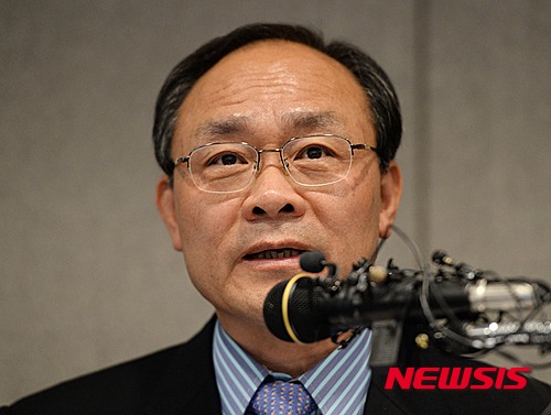 【서울=뉴시스】박영태 기자 = 8일 오후 서울 명동 은행연합회관에서 성완종 경남기업 전 회장이 자원외교비리 등 검찰조사와 관련된 입장발표 기자회견에서 국민들께 드리는 호소문을 일고 있다. 2015.04.08. since1999@newsis.com