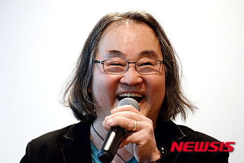 【서울=뉴시스】박영태 기자 = 8일 오후 서울 LG아트센터에서 열린 ‘한대수 40주년 기념’ 앨범 감상회 및 공연 간담회에서 가수 한대수가 취재진의 질문에 대답하고 있다. 2015.04.08. since1999@newsis.com