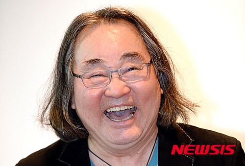 【서울=뉴시스】박영태 기자 = 8일 오후 서울 LG아트센터에서 열린 ‘한대수 40주년 기념’ 앨범 감상회 및 공연 간담회에서 가수 한대수가 취재진의 질문에 대답하다 환하게 웃고 있다. 2015.04.08. since1999@newsis.com