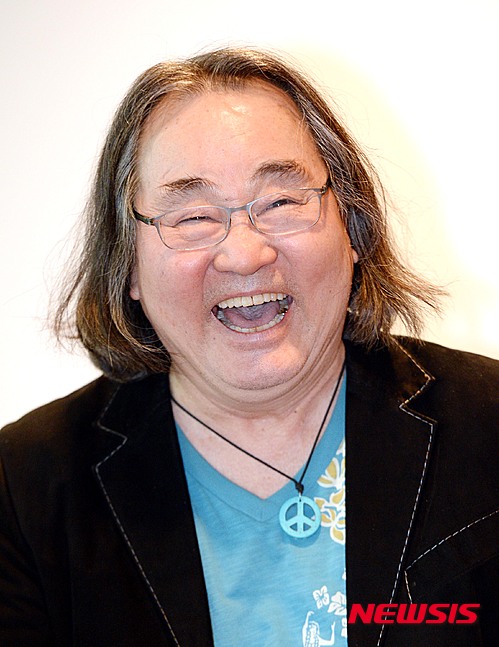 【서울=뉴시스】박영태 기자 = 8일 오후 서울 LG아트센터에서 열린 ‘한대수 40주년 기념’ 앨범 감상회 및 공연 간담회에서 가수 한대수가 취재진의 질문에 대답하다 한하게 웃고 있다. 2015.04.08. since1999@newsis.com