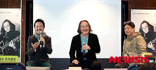 【서울=뉴시스】박영태 기자 = 8일 오후 서울 LG아트센터에서 열린 ‘한대수 40주년 기념’ 앨범 감상회 및 공연 간담회에서 가수 강산애가 취재진의 질문에 대답하고 있다. 왼쪽부터 강산애, 한대수, 손무현. 2015.04.08. since1999@newsis.com