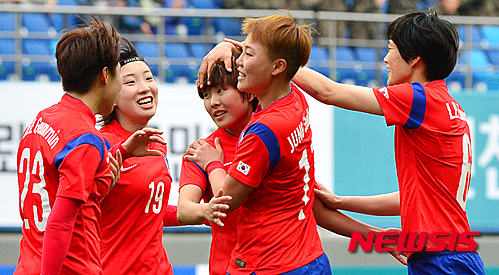【대전=뉴시스】김기태 기자 = 8일 오후 대전 월드컵경기장에서 열린 대한민국과 러시아 여자축구 국가대표팀 평가전에서 지소연이 골을 넣고 기뻐하고 있다. 2015.04.08.&nbsp; presskt@newsis.com