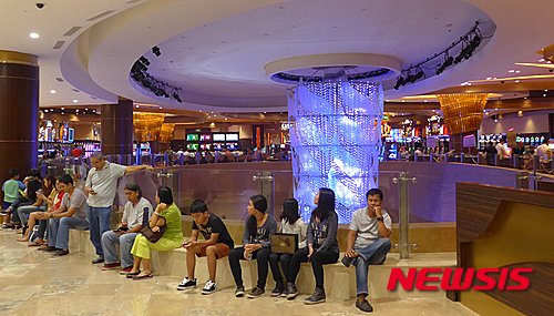 【마닐라=뉴시스】홍춘봉 기자 = 필리핀 마닐라 인근 바다를 매립해 지난 2월 3일 개장한 '시티오브드림 마닐라' 카지노 영업장 입구에서 8일 고객들이 식당가를 살펴보고 있다. 2015.04.08.&nbsp;&nbsp; casinohong@newsis.com&nbsp; &nbsp; 